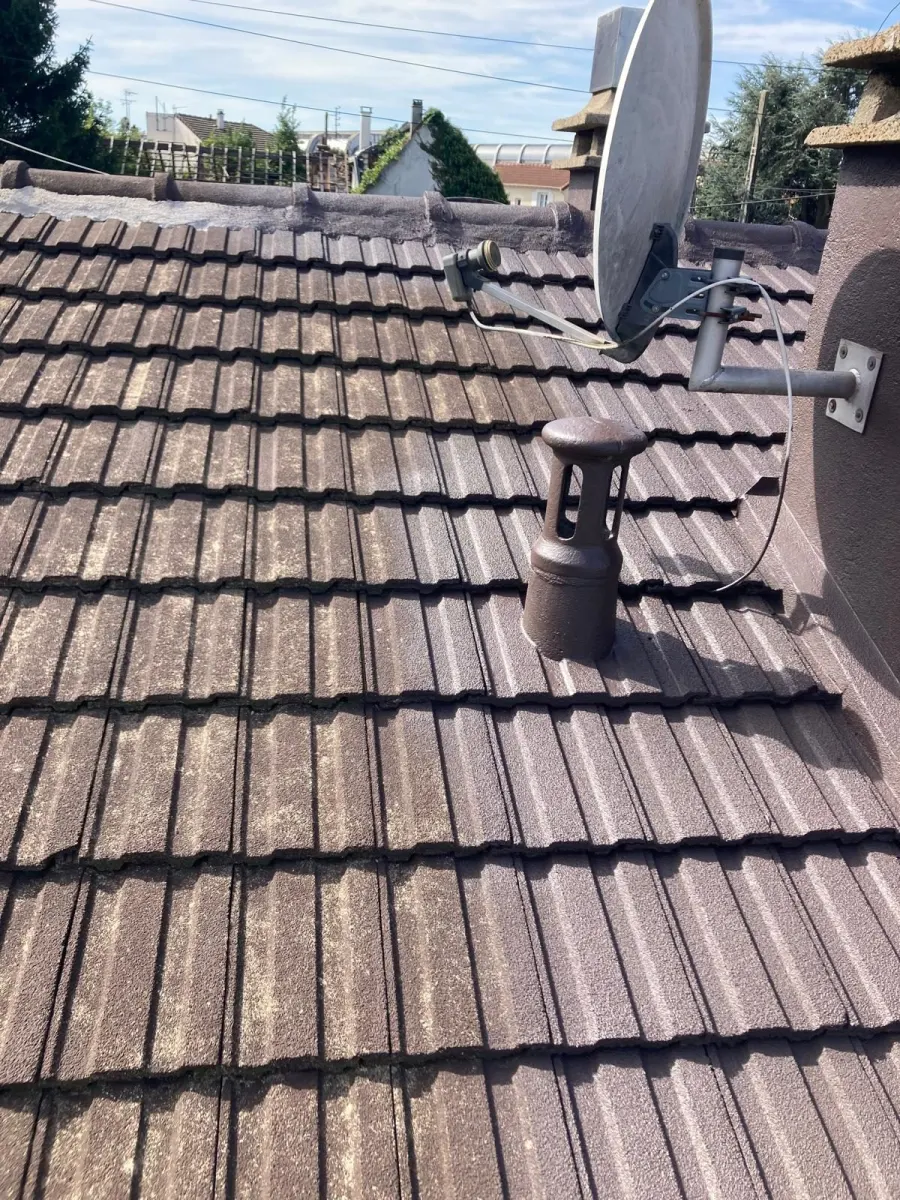 Pose de tuiles sur toiture pavillonnaire
